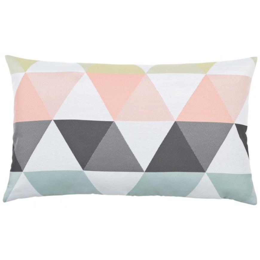 Kopfstütze: Grafisches Kissen von Studio Copenhagen über Fashion For Home, 19,90 Euro