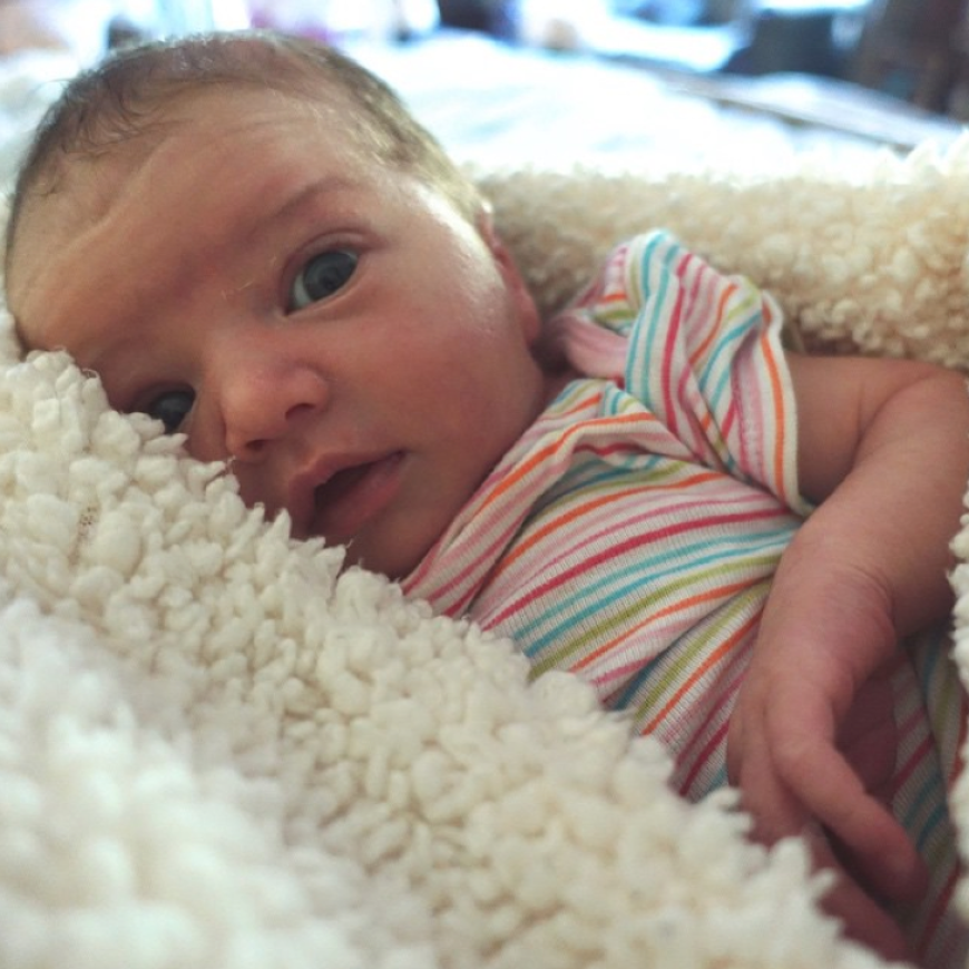 Die zwei Wochen alte Dashien stellt die Welt ihrer Mama Milla Jovovich mächtig auf den Kopf. Seit der Geburt ist Milla nur noch mit dem Stillen der Kleinen beschäftigt, wie sie auf Instagram verrät. Doch diese großen Kulleraugen entschädigen sie für jede schlaflose Nacht.