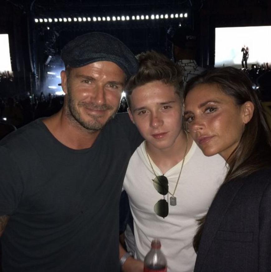 Brooklyn Beckham mit seinen berühmten Eltern.