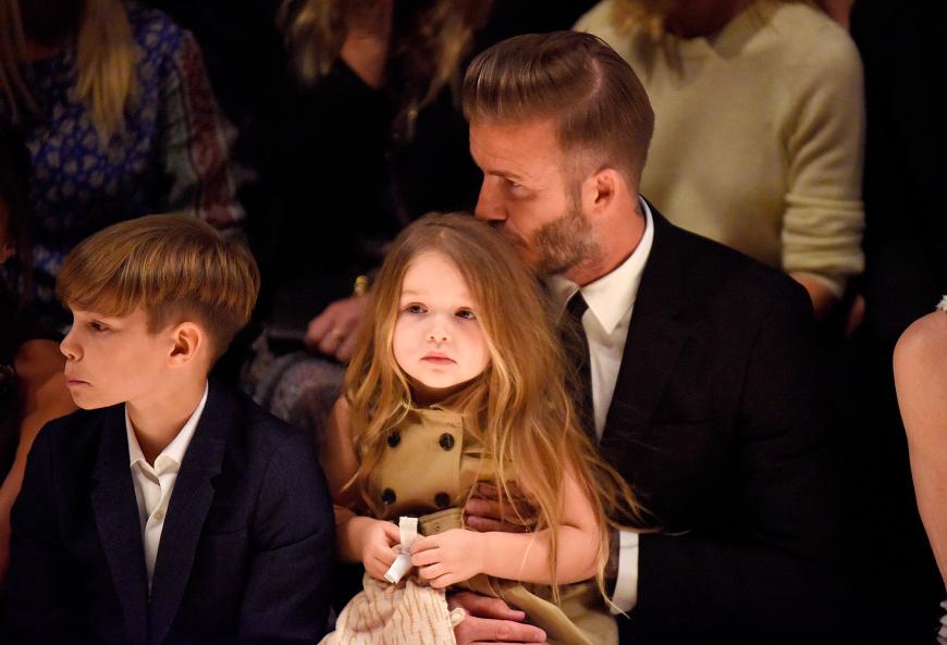 Bilderbuchdaddy! David Beckham mit Nesthäkchen Harper in der Front Row bei Burberry in L.A.