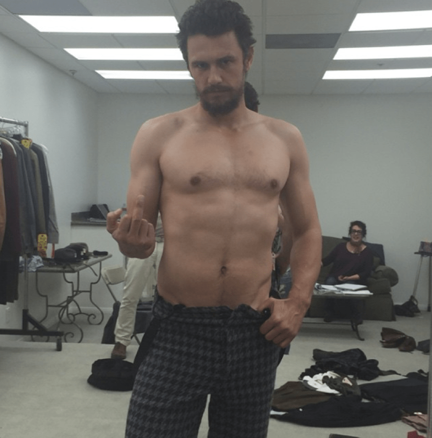 James Franco sorgt mit seinem heißen Body dafür, dass wir den ausgestreckten Mittelfinger glatt übersehen.