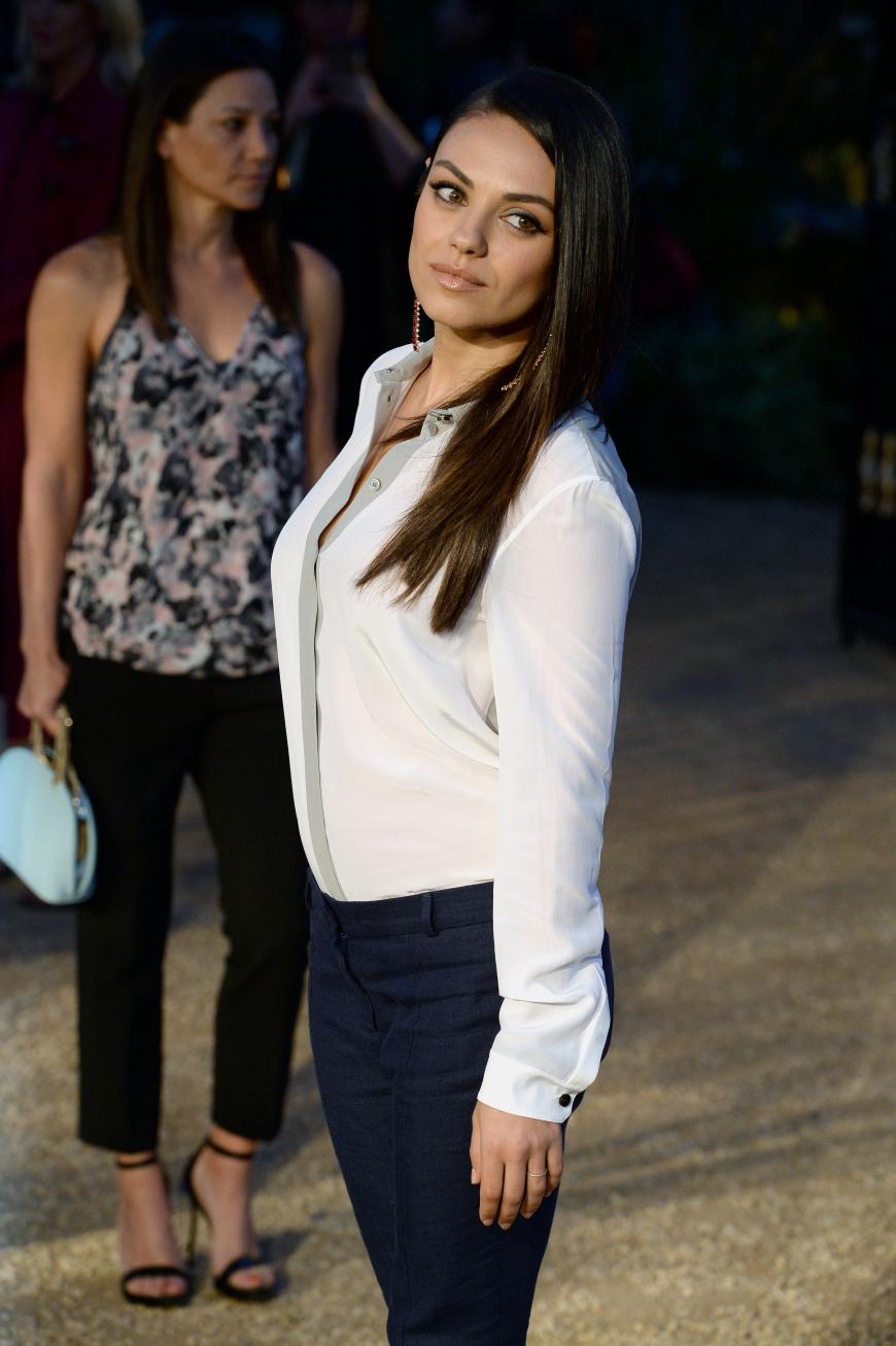 Mila Kunis zeigt ihre schlanken Kurven sechs Monate nach der Geburt von Tochter Wyatt.