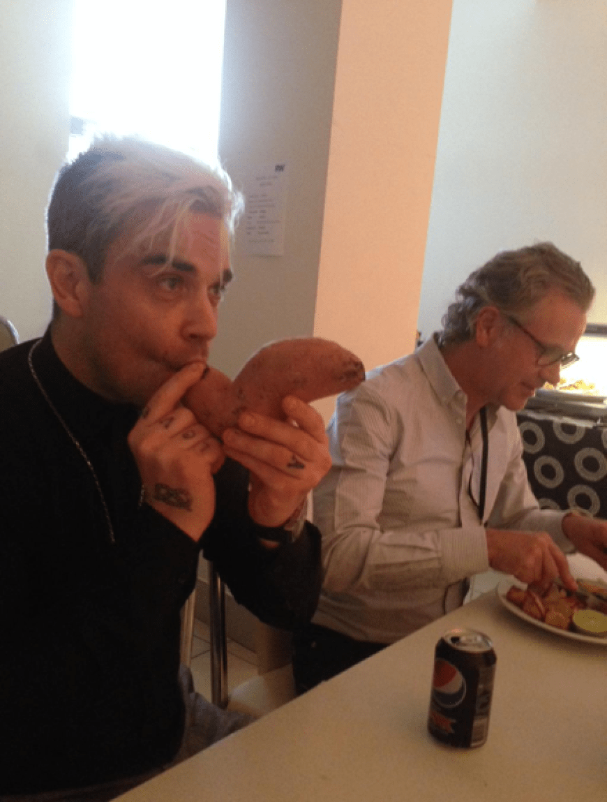 Wir dachten, die wilden Zeiten von Robbie Williams wären vorbei. Nun raucht der Rock-Star wieder... Moment, was raucht er da? An alle Robbie-Fans, keine Angst! Robbie macht nur einen Scherz.