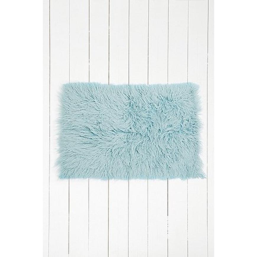 Flokati Teppich in Pastellblau von Urban Outfitters, ca. 59 Euro