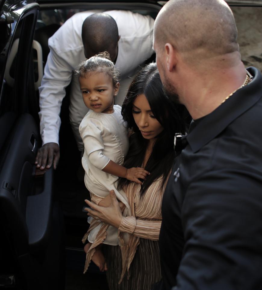 Wie es sich für einen Promispross gehört, wurde North nicht einfach nur getauft - nein, der Kardashian-West-Clan reiste für den Segen eigens nach Israel.