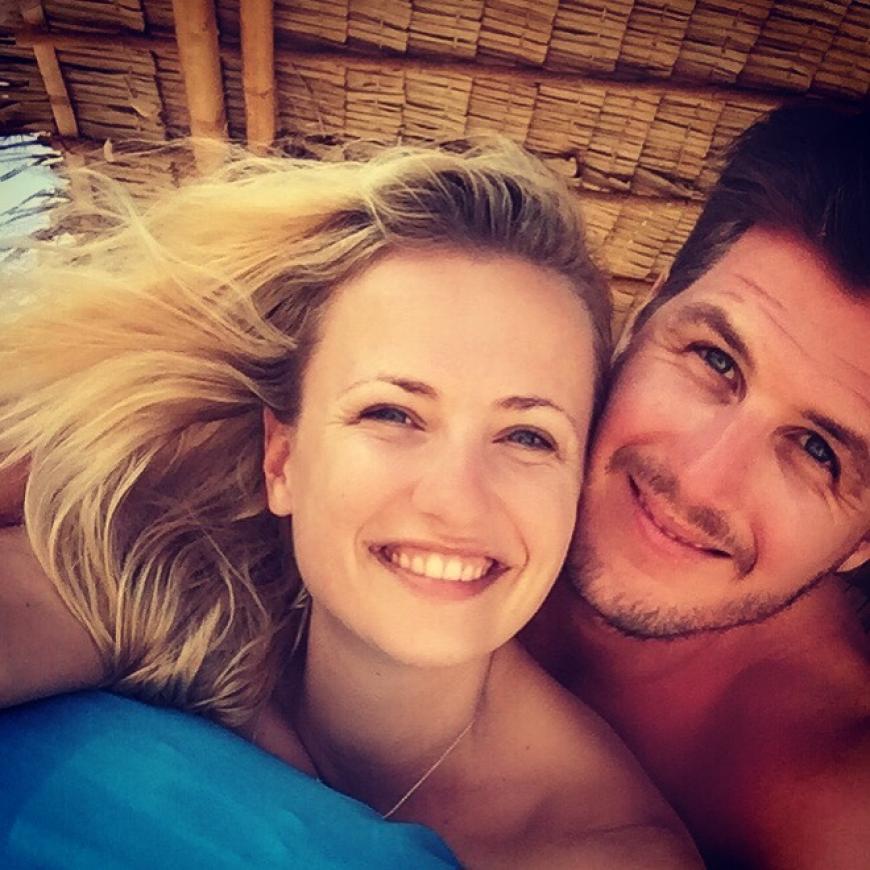 So verliebt kuscheln die beiden Turteltauben Ania und Chris miteinander.
