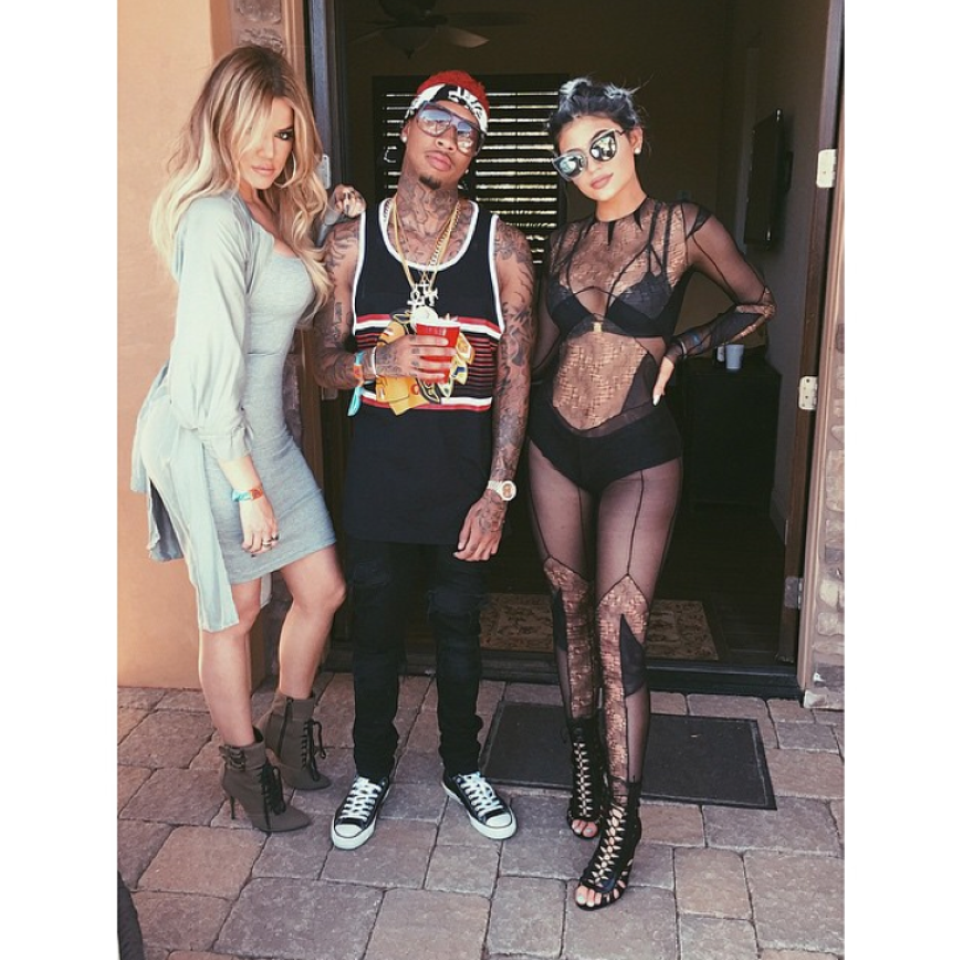 Das Coachella-Festival 2015 wurde im Garten von Halbschwester Khloé sexy gefeiert. Freund Tyga (m.) scheint es zu gefallen.