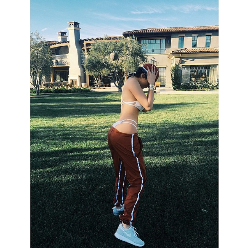 Kylie Jenner macht selbst aus einer einfachen Jogginghose einen sexy Hingucker.
