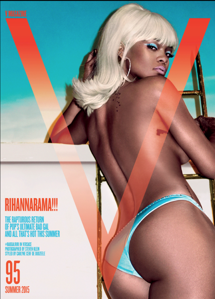 Viel trägt Rihanna auf dem Cover des V-Magazins nicht, doch eins muss man ihr lassen! Die Farbe ihres knappen Höschens ist perfekt auf ihr Augen-Make-up abgestimmt. Ansonsten überzeugt die exotische Schönheit wie immer mit sehr viel nackter Haut und einem lasziven Blick.