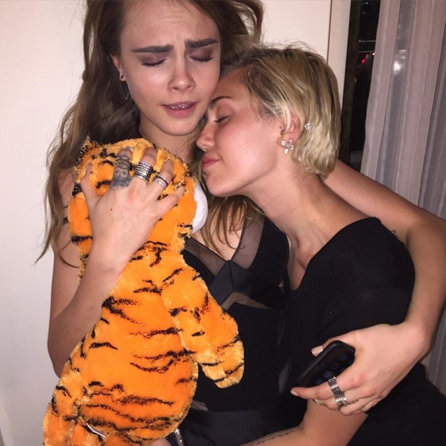 Oder sie lässt sich von Freundin Cara Delevingne trösten.