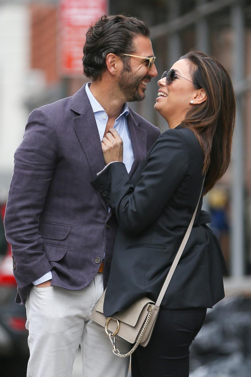Eine Szene wie aus einem Liebesfilm: Eva Longoria und José Baston turteln auf offener Straße.