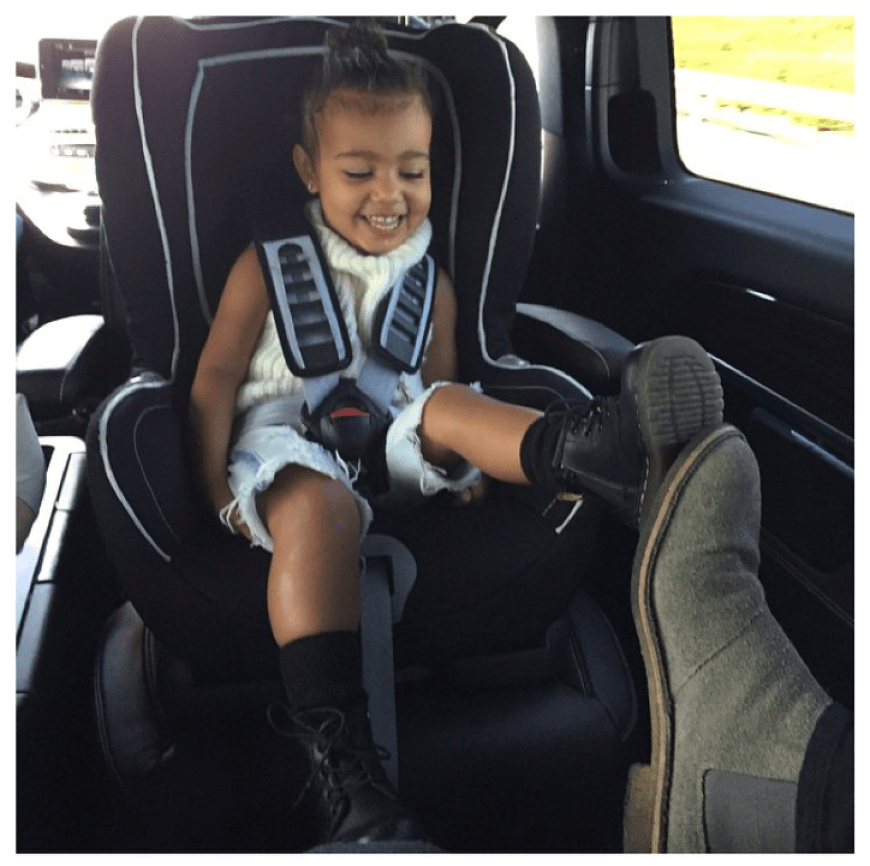 Große Fußstapfen: Nori und Papa Kanye im Schuhgrößenvergleich.