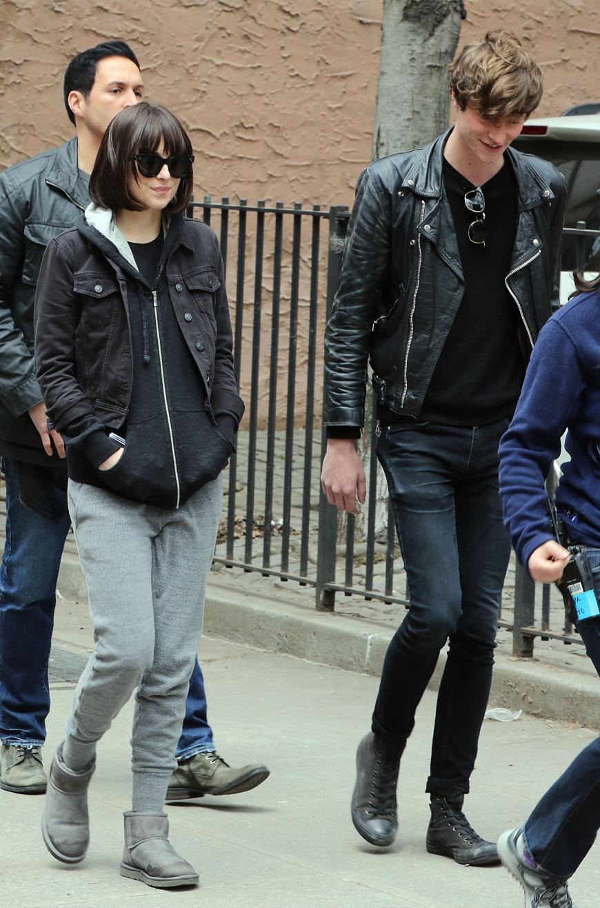 Dakota Johnsons On-/Off-Freund Matthew Hitt begleitet sie am Set von