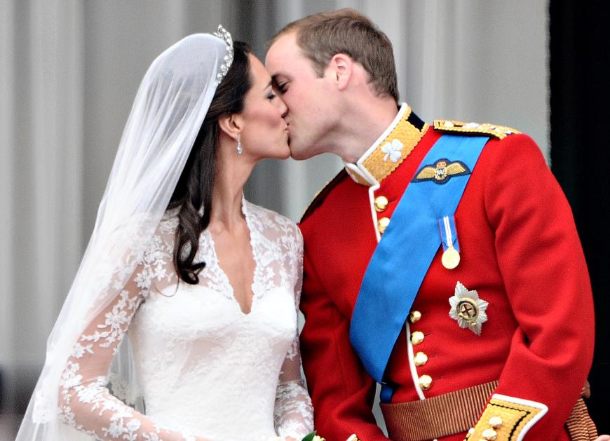 Zwei Milliarden Menschen auf der ganzen Welt sahen zu, wie sich Kate und William auf dem Balkon küssten. Ein kurzes Vergnügen: 0,7 Sekunden dauerte die öffentliche Liebesbekundung nur an.