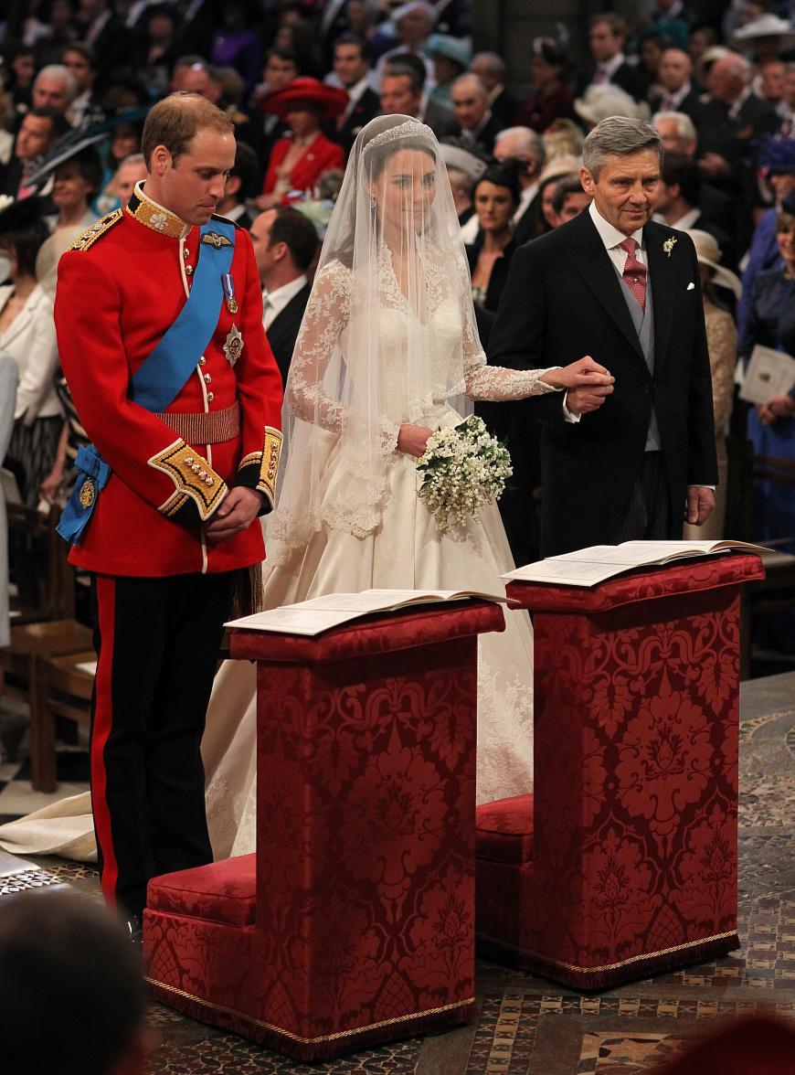 Am 29. April 2011 war es endlich soweit: Kate Middleton heiratete Prinz William in einer romantischen Zeremonie in der Londoner Westminister Abbey. Seitdem lautet ihr vollständiger Name Catherine Mountbatten-Windsor, Duchess of Cambridge.