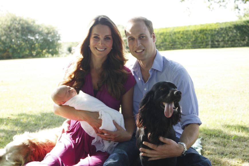 Glücklich posiert die junge Familie für ein Pressefoto mit ihrem Prinz George Alexander Louis von Cambridge.