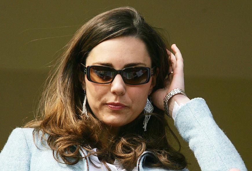 Im Jahr 2007 jedoch ziehen dunkle Wolken über dem Liebesglück auf: William trennt sich von seiner Freundin - angeblich, weil er kalte Füße kriegt.