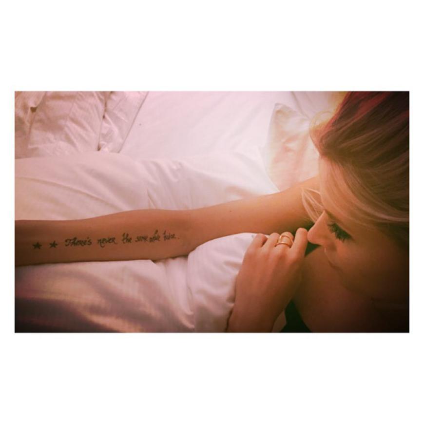 Plötzlich tätowiert: Lena Gercke mit einem Schriftzug auf ihrem Unterarm.
