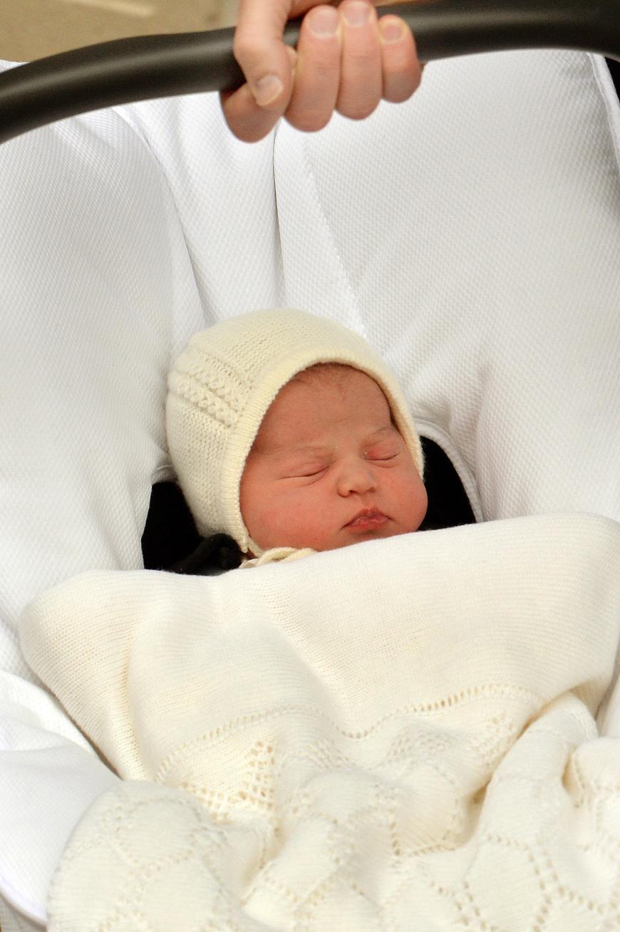 So viel Aufregung, doch die kleine Prinzessin lässt sich nicht stören.