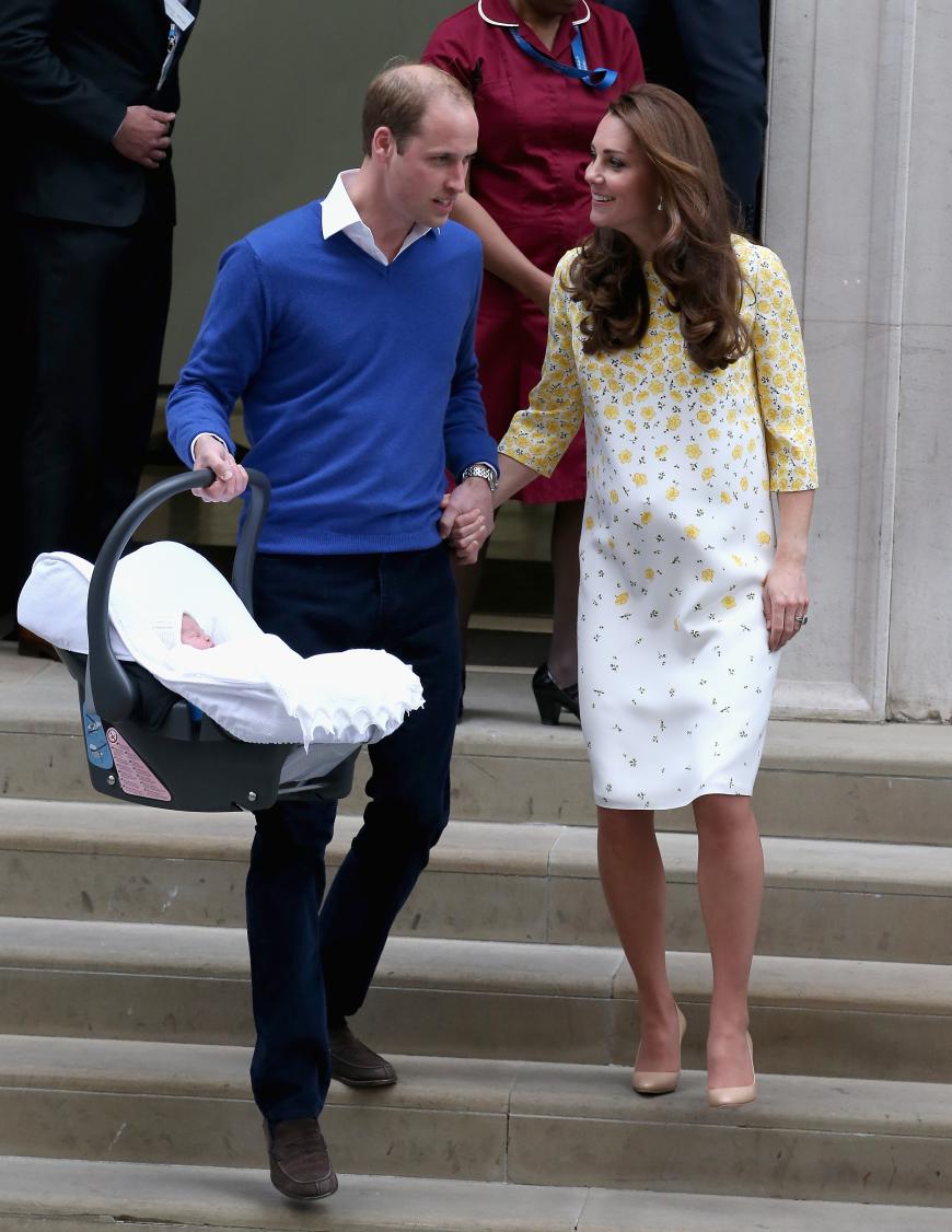 Wenige Minuten später verlassen Prinz William, Kate und das Royal Baby das Krankenhaus.