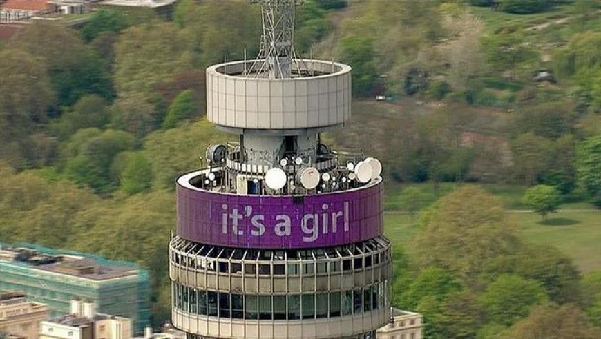 Der BT Tower in London verkündet die Geburt der Prinzessin: