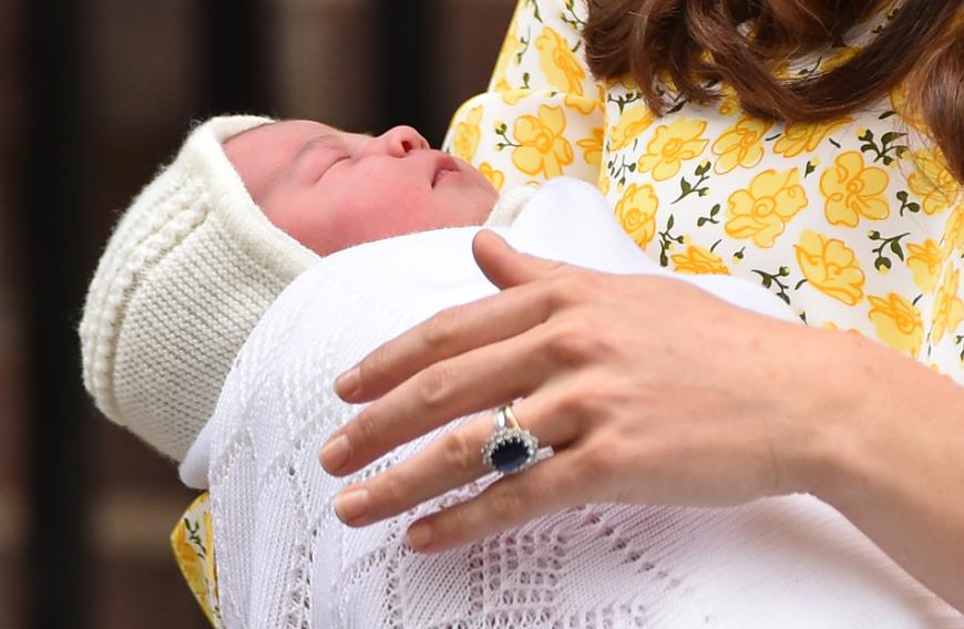 In Kates Armen schlummert die kleine Prinzessin.