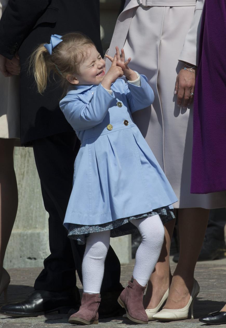 Reichlich Schabernack im Kopf! Estelle führte beim Geburtstag ihres Opas, König Carl Gustaf, ein lustiges Tänzlein auf.