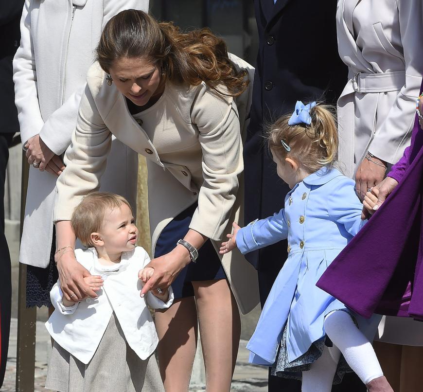 Mama Prinzessin Madeleine hat auch noch ein Auge auf Leonore.