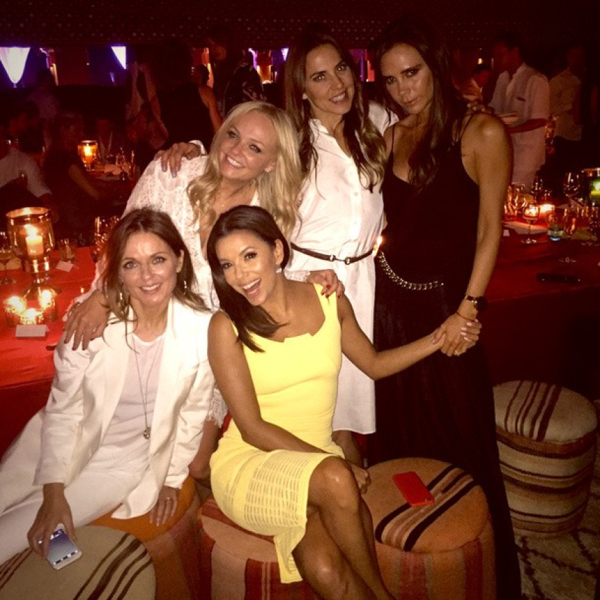 Eva Longoria (3.v.l.) fühlt sich sichtlich wohl unter den Spice Girls. Geri Halliwell, Emma Bunton, Melanie Chisholm (Mel C) und Victoria Beckham (v.l.).