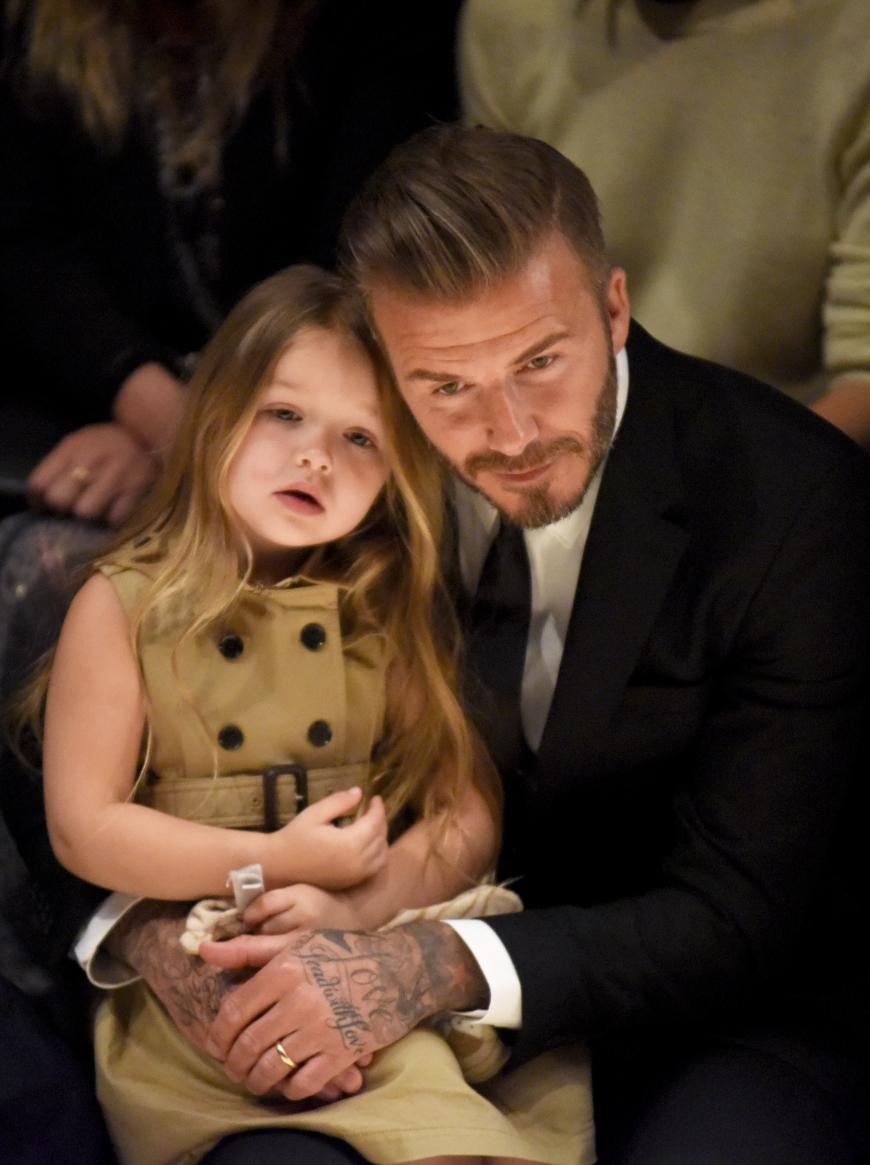 OMG, geht es noch niedlicher? Das bezweifeln wir stark. Nach drei Söhnen freuten sich David und Victoria Beckham am 10. Juli 2011 endlich über eine Tochter. Seit Harpers Geburt sind David und die Kleine unzertrennlich. Ein richtiges Dreamteam!