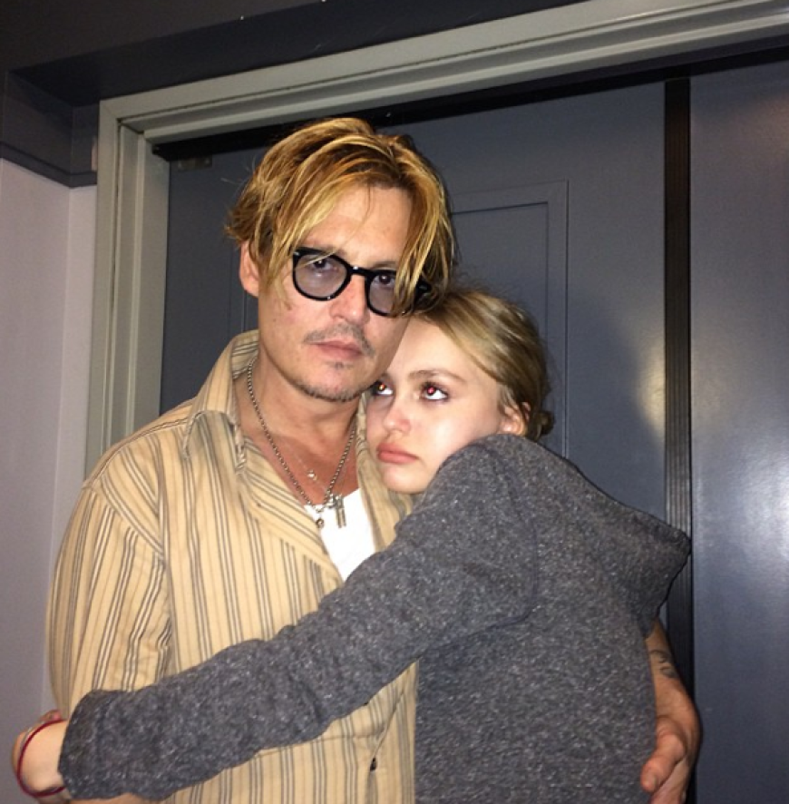 Trotz der Trennung von Vanessa Paradis nimmt sich Johnny Depp genügend Zeit für seine Kinder. Lily-Rose Depp möchte ihren Daddy gar nicht mehr loslassen.