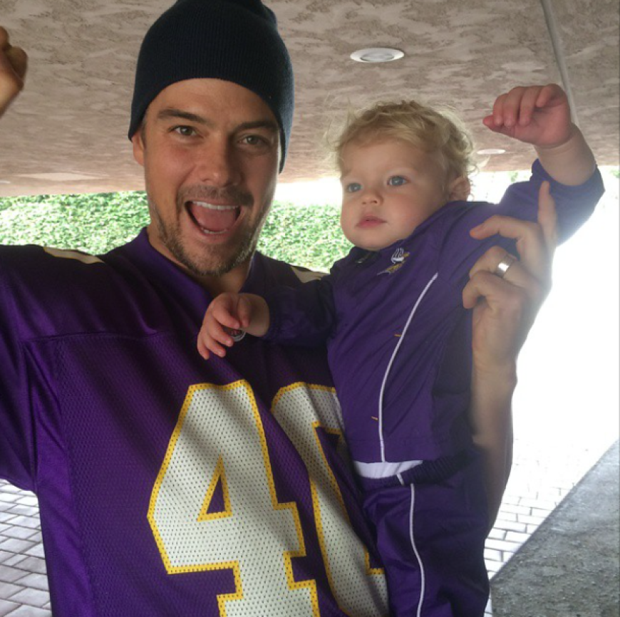 Der Football-Verein Miami Dolphins zählt Josh Duhamel und seinen Sohn Axl zu großen Fans. Früh übt sich!