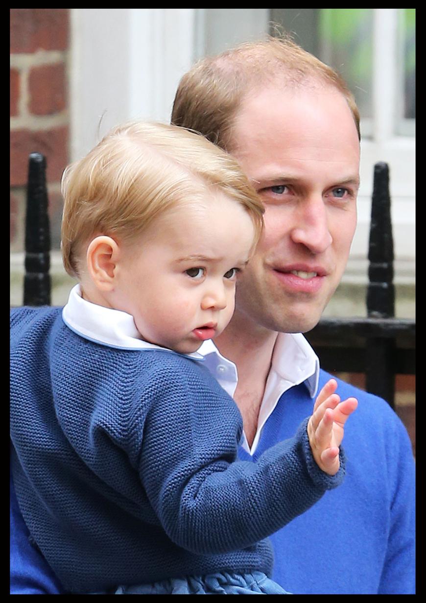Klein-George zeigte sich im Partner-Look mit seinem Papa Prinz William: gescheitelte Frisur, blauer Pullover, weißes Hemd. Dazu ein zaghaftes Winken.