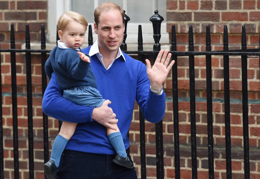 Winke, winke! Auf dem Weg zum kleinen Schwesterchen präsentieren sich Prinz George und Prinz William im Partnerlook. Der smarte Papi nutzt die Gelegenheit, um dem kleinen Thronfolger das royale Winken beizubringen. Sieht doch schon mal gut aus.