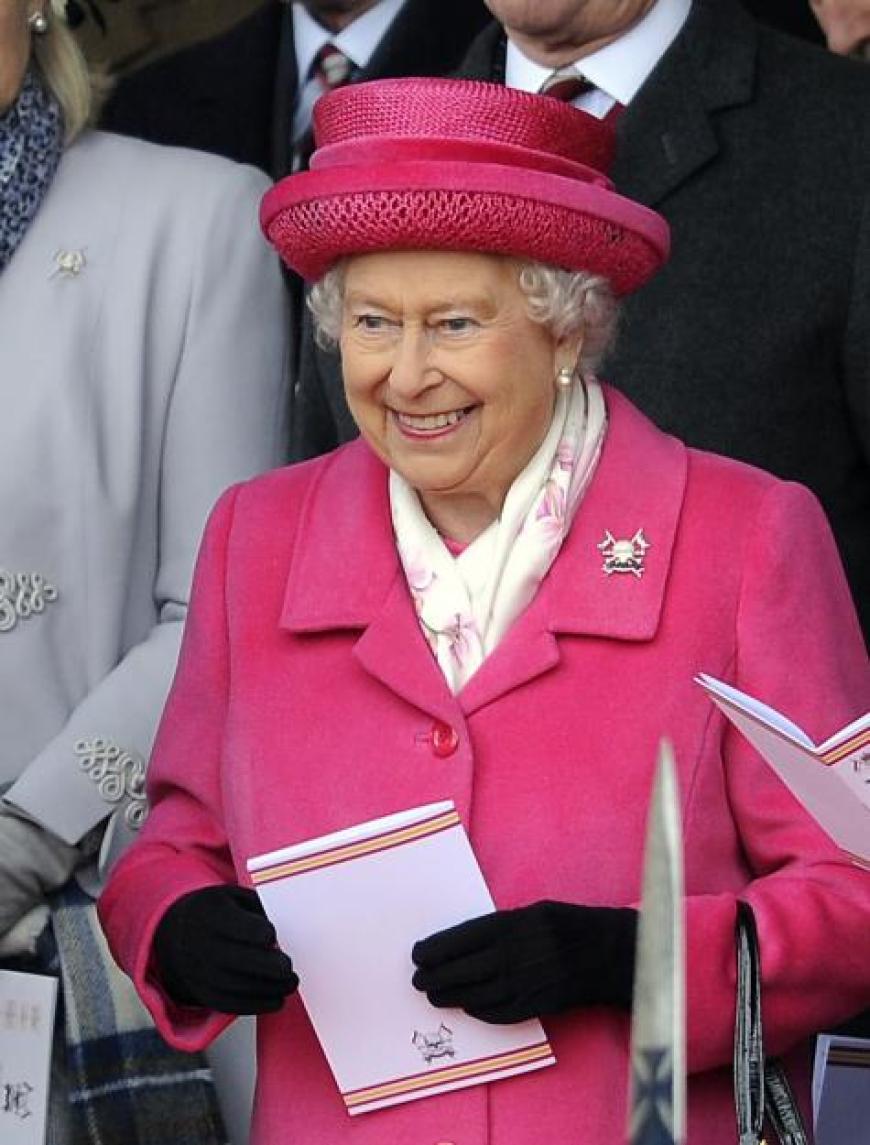 Am Samstag, 2. Mai, strahlte die Queen zur Feier des Tages im pinken Outfit.