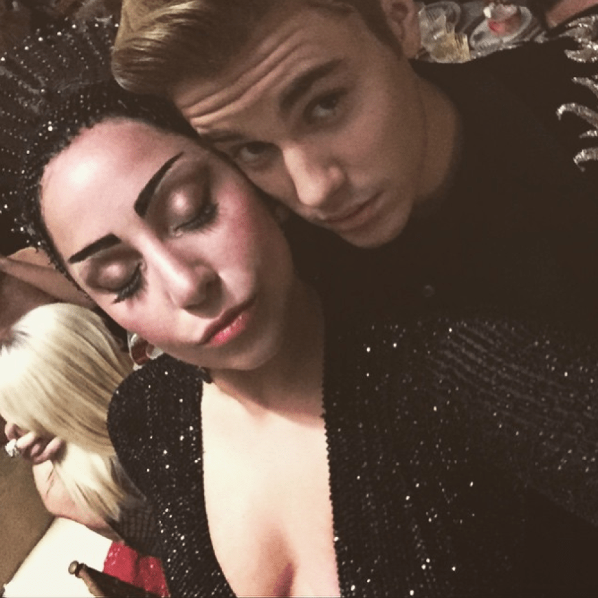 Auch mit Lady Gaga postet Justin Bieber ein Selfie und kommentiert es mit den Worten: