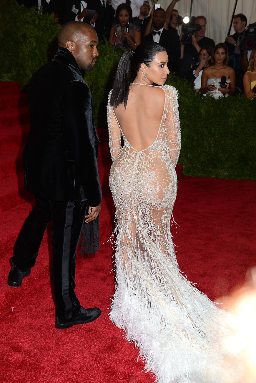 Kim Kardashian setzte ihren Allerwertesten in einem funkelnden Kleid von Roberto Cavallis Chefdesigner Peter Dundas bei der Met-Gala 2015 in Szene.