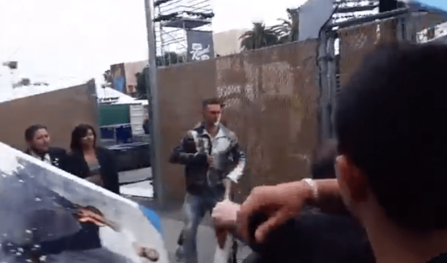 Man sieht Adam Levine nach dem Puderzucker-Anschlag an, dass er sehr wütend ist.