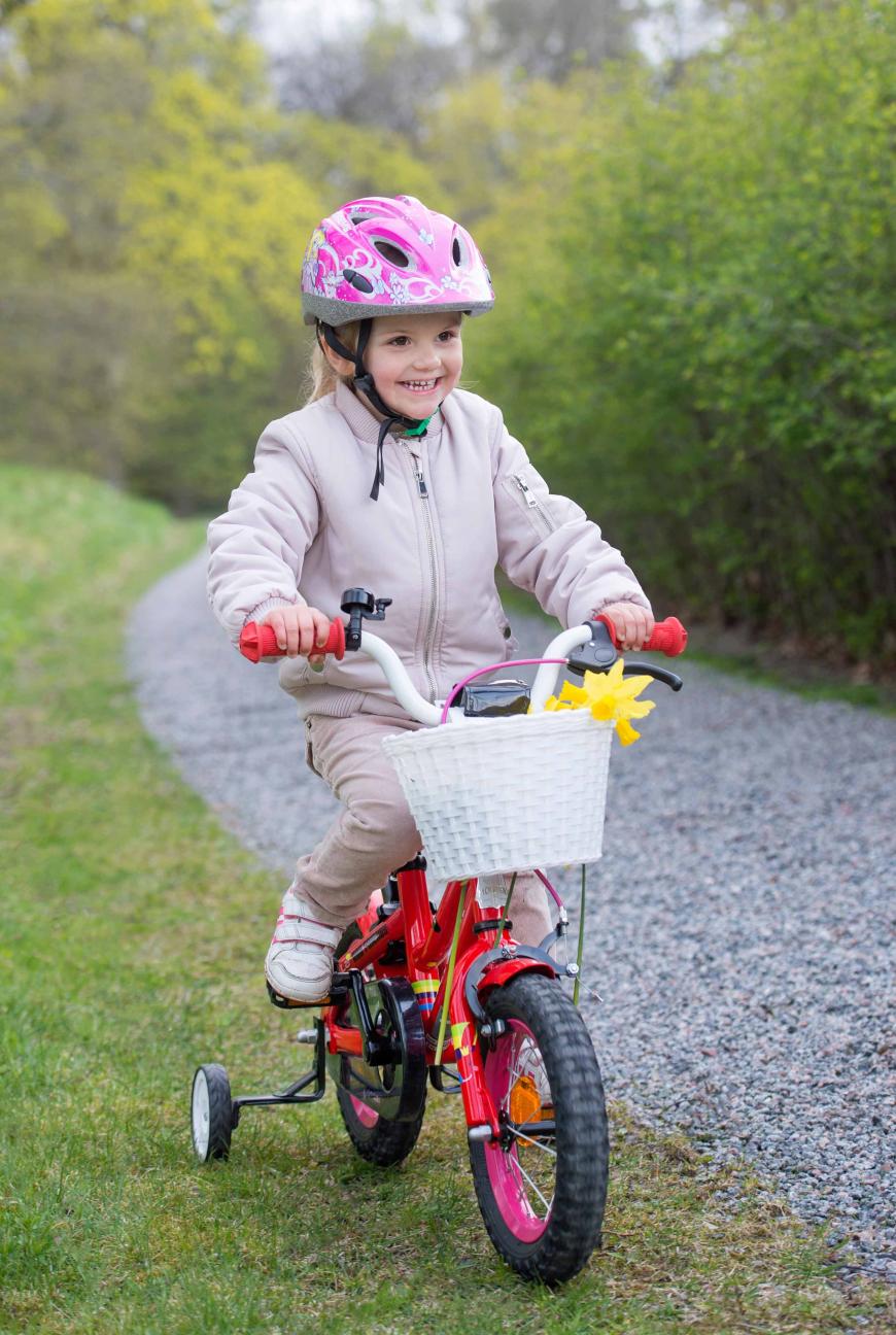 Volle Fahrt voraus! Prinzessin Estelle macht auf Stützrädern ihre ersten Versuche Fahrradfahren zu lernen.