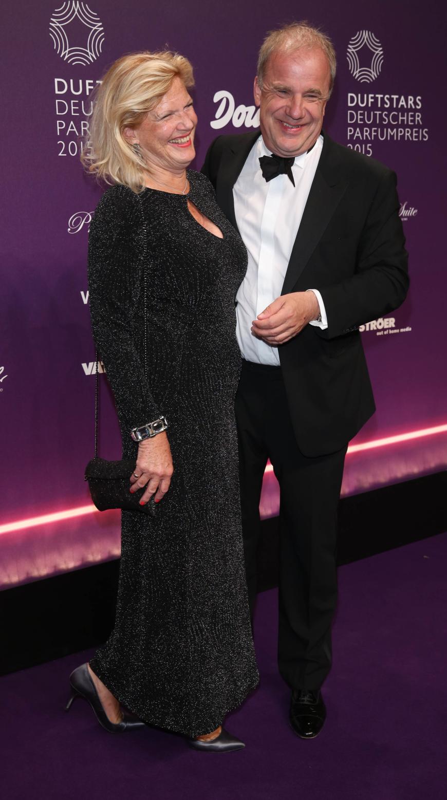 Süß! Der Moderator Hubertus Meyer Burckhardt turtelte mit seiner Frau wie ein Teenager.