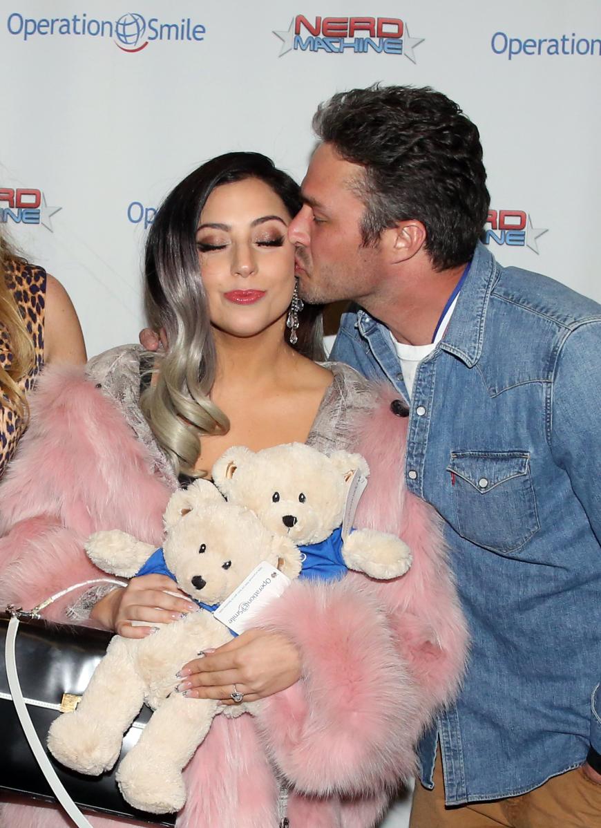 Für Lady Gaga musste es eben etwas ganz besonderes sein! Taylor Kinney kennt die exzentrische Sängerin eben in und auswendig.