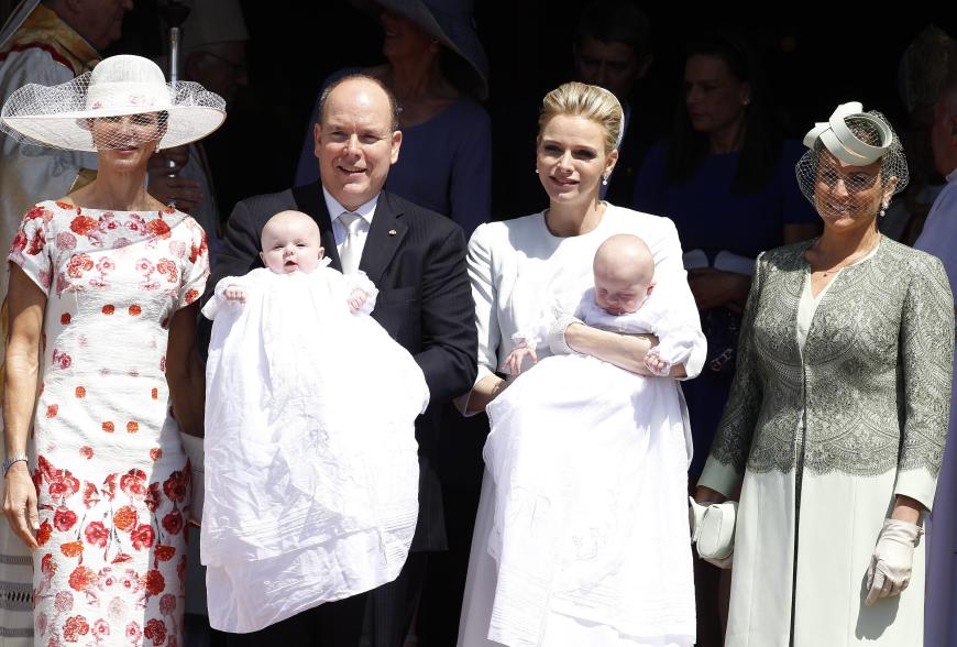 Nerine Pienaar (li.), Patin von Gabriella, und Diane de Polignac Nigra (re.), Patin von Jacques mit der Fürstenfamilie.
