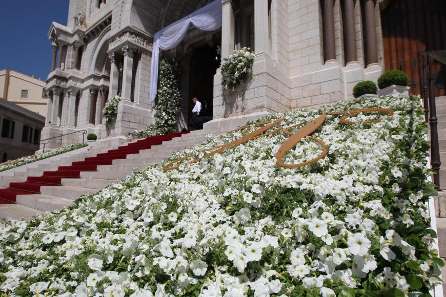 Vor der Kathedrale von Monaco schmückten das Blumenmeer ein goldenes G und J als Anfangsbuchstaben der Zwillinge.