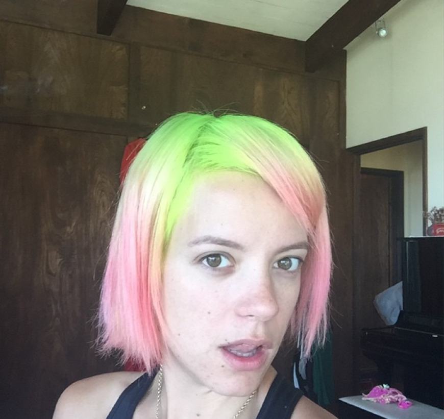 Mit bunt gefärbten Haaren überrascht Lily Allen immer wieder ihre Fans.