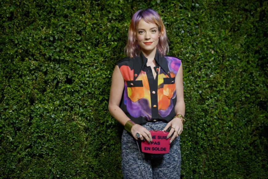 Auf Events strahlt die Sängerin Lily Allen dennoch und zeigt ein perfekt geschminktes Gesicht.