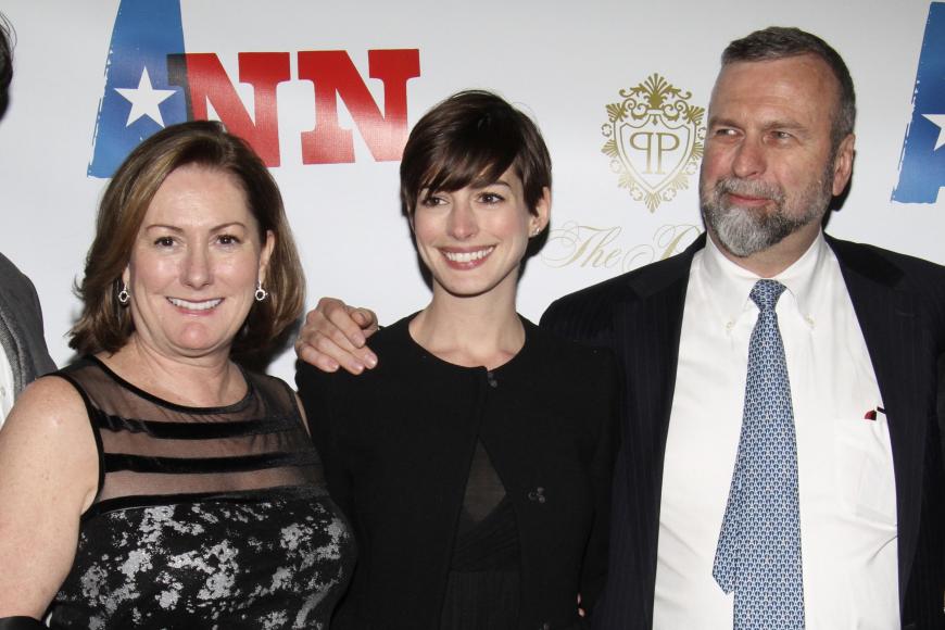 Drollig! Anne Hathaway mit ihren Eltern Kate und Gerald