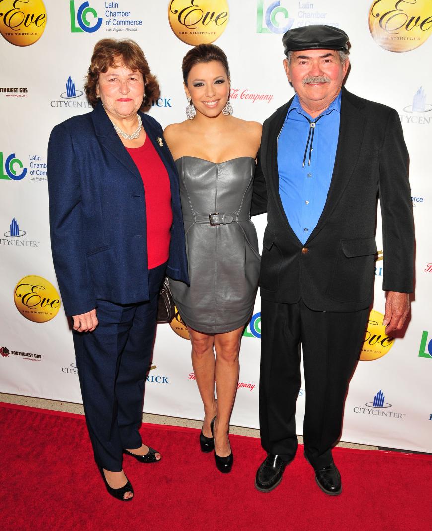 Familienmensch Eva Longoria umringt von ihren Eltern Enrique und Ella Eva.