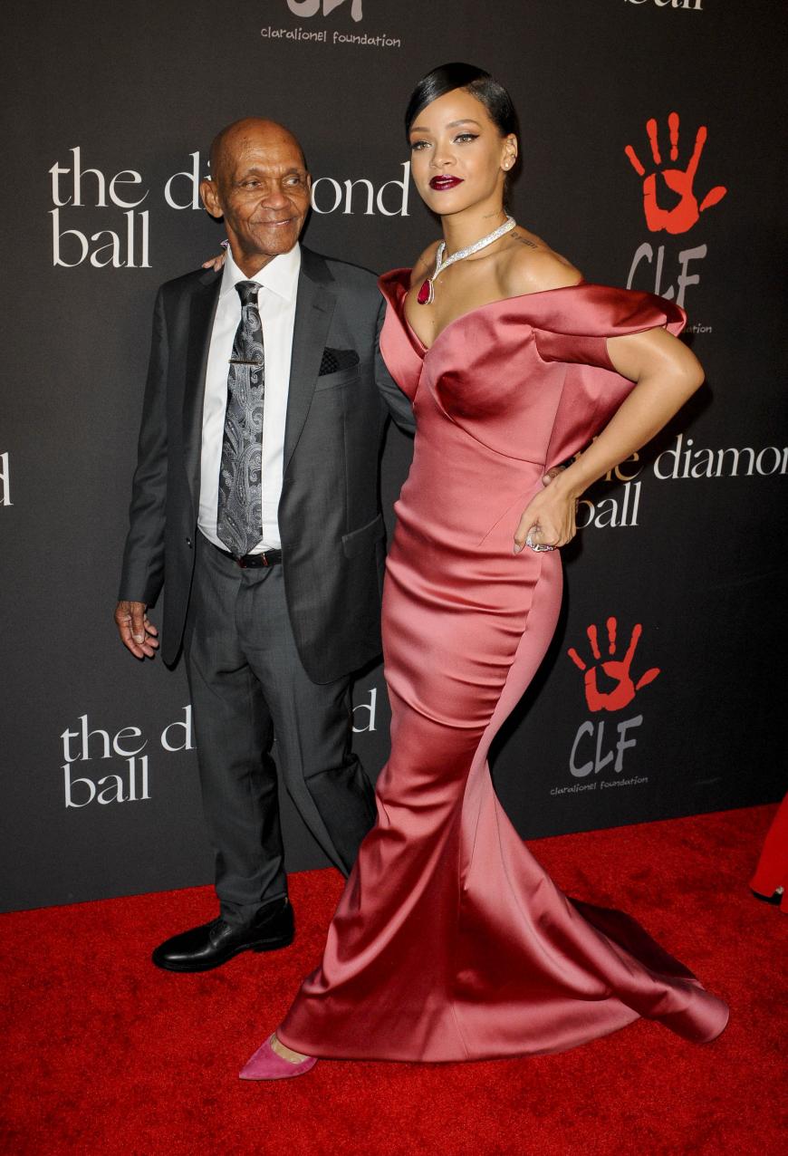 Zufrieden legt Rihanna ihrem Papa Ronald Fenty die Hand auf die Schulter. Erstaunlich, da Fenty vor rund einem Jahr gebeichtet hatte, Rihanna, ihre Geschwister und ihre Mutter geschlagen zu haben ...