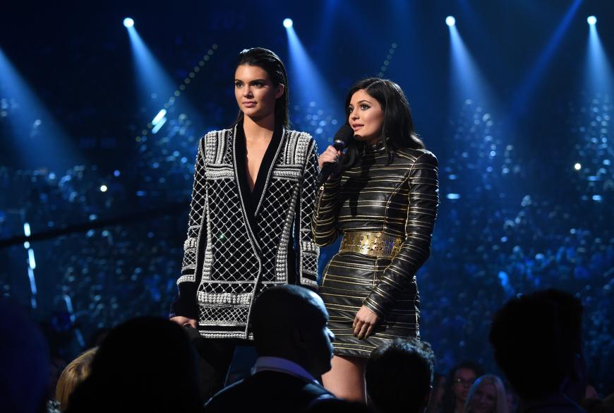 Auf der Bühne wirken Kylie und Kendall Jenner schon wie echte Profis.