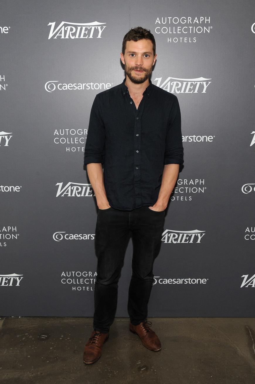 ... zu Jamie Dornan heraufschauen zu können, der 1,83 Meter groß ist.